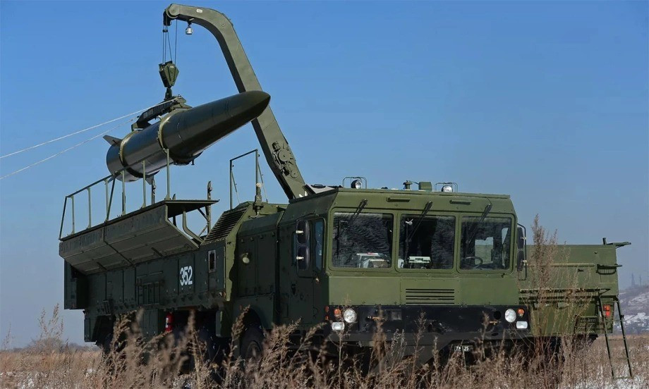 Nhưng hiện các nguồn tin về số lượng tên lửa của Nga thường mâu thuẫn nhau, nếu như Nga đang cố tình hạ thấp sản lượng tên lửa Iskander-M của họ, thì các nguồn tin Ukraine thường đẩy cao lên, nhằm khuếch đại các mối đe dọa để tập hợp sự ủng hộ. Trong khi các nguồn tin “độc lập” của phương Tây, thường có xu hướng “thiên tả”, khi dẫn nguồn từ Ukraine, nên thông tin cũng chưa phải là chính xác. (nguồn ảnh Bulgarian Military, Military Review, TASS).