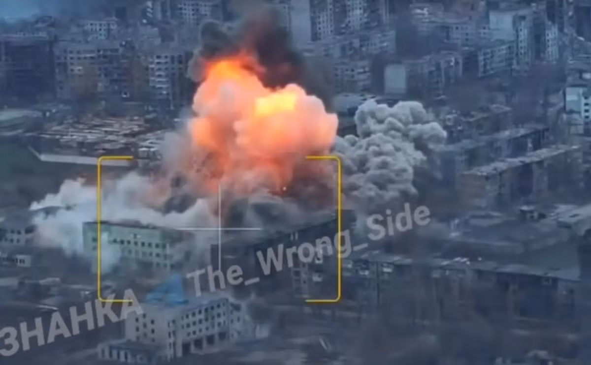 Đoạn video giám sát khách quan, cho thấy quả bom phá (FAB) nặng ba tấn, được trang bị mô-đun dẫn đường và hiệu chỉnh (UMPK), đã tấn công chính xác vào một vị trí của quân Ukraine, một quầng lửa và khói bốc lên và mục tiêu bị tiêu diệt.