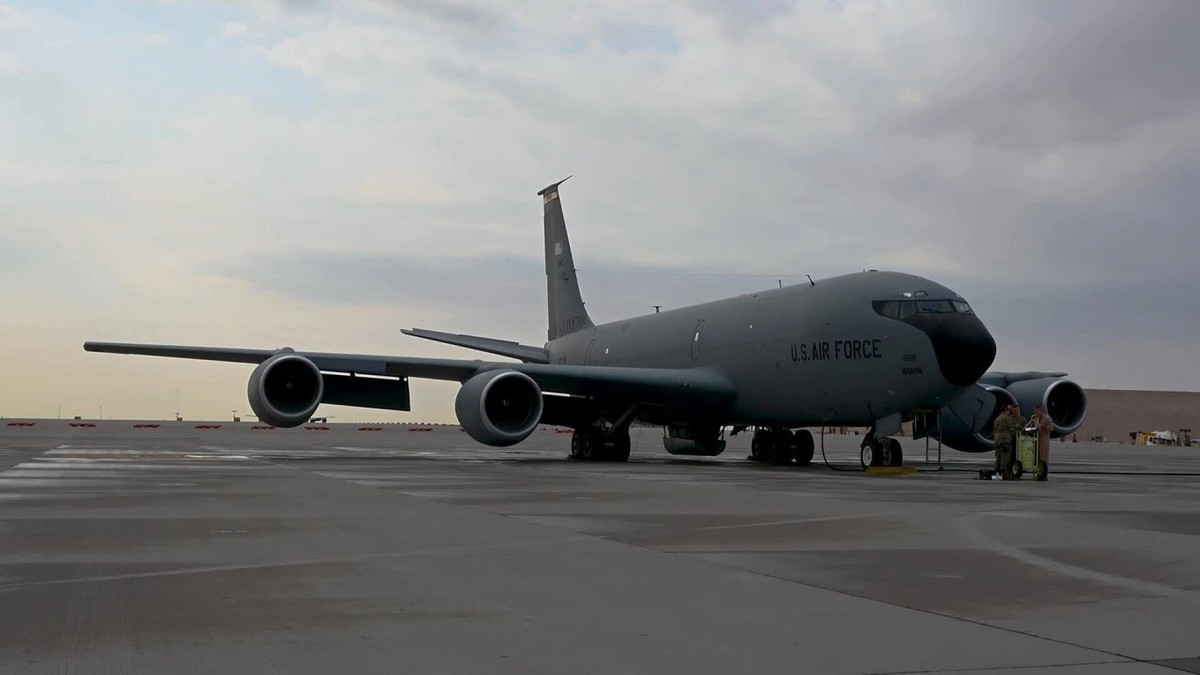Vào ngày 13/3, hai máy bay tiếp nhiên liệu KC-135 đã "va chạm" với nhau, khiến một chiếc rơi xuống Iraq và chiếc còn lại phải hạ cánh khẩn cấp xuống một căn cứ không quân của Israel. Theo thông báo của Quân đội Mỹ, chiếc KC-135 gặp nạn đầu tiên đã bị phá hủy hoàn toàn, phi hành đoàn 6 người đã bị thiệt mạng.