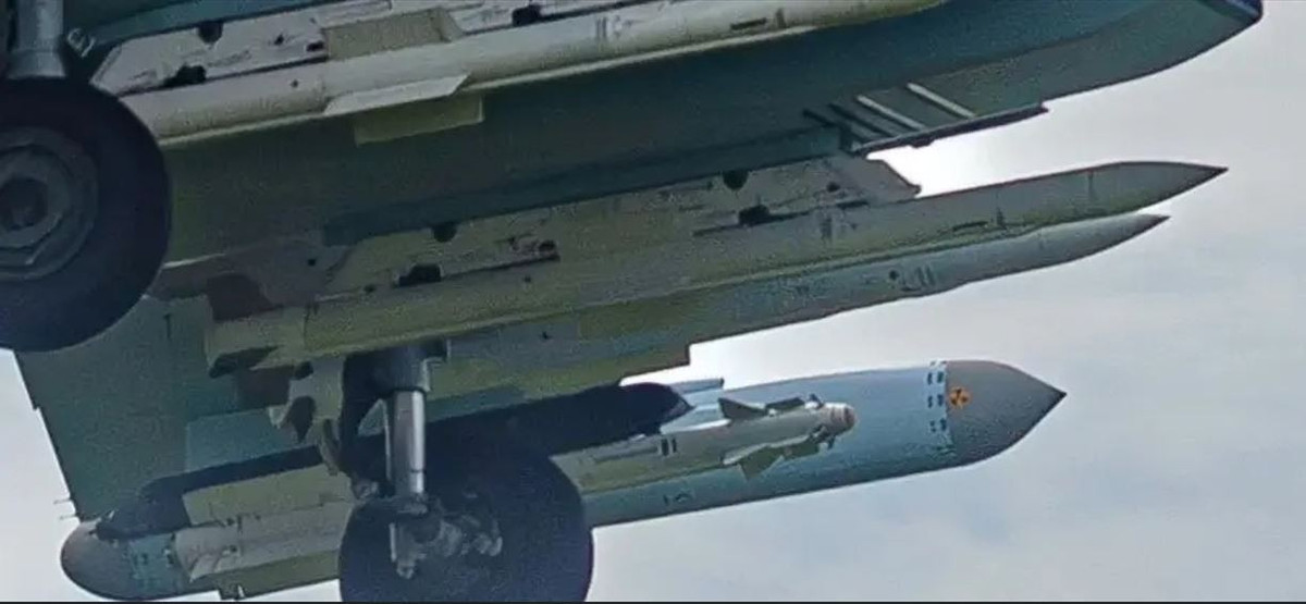 Như đã đề cập, tên lửa R-77 cơ bản sử dụng phương pháp dẫn đường radar chủ động đã khá cũ. Việc phát triển nó bắt đầu từ thời Liên Xô, vào đầu thập niên 1980, với mục đích là chế tạo như một phiên bản tên lửa không đối không tương tự như tên lửa AIM-120 AMRAAM của Mỹ.