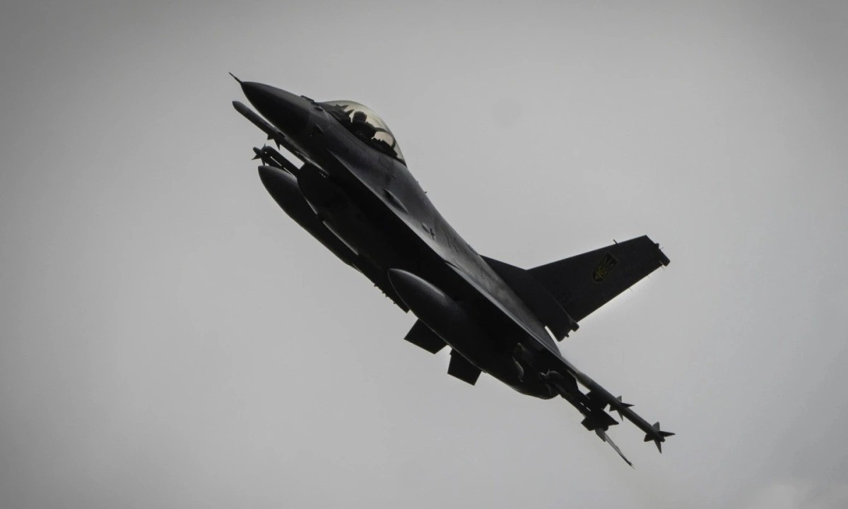 Theo chuyên gia quân sự Ogdovsky phân tích, xét theo số ít bức ảnh có sẵn về máy bay F-16 của Ukraine, chúng chủ yếu thực hiện chức năng hỗ trợ lực lượng chiến đấu mặt đất và cũng thả bom lượn như JDAM của Mỹ hay AASM Hammer của Pháp, viện trợ cho Ukraine.