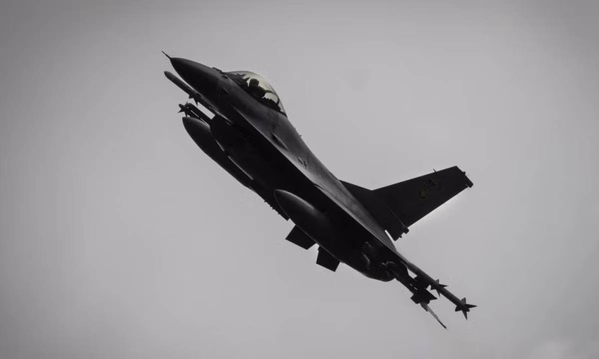 Theo chuyên gia quân sự Ogdovsky phân tích, xét theo số ít bức ảnh có sẵn về máy bay F-16 của Ukraine, chúng chủ yếu thực hiện chức năng hỗ trợ lực lượng chiến đấu mặt đất và cũng thả bom lượn như JDAM của Mỹ hay AASM Hammer của Pháp, viện trợ cho Ukraine.