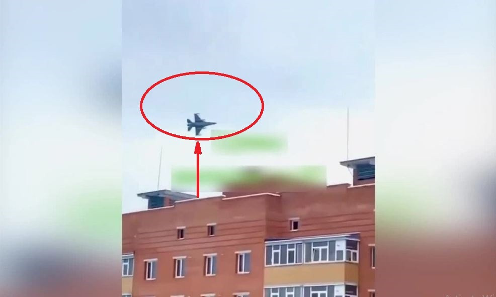 Ngoài ra, tên lửa không đối không mà F-16 của Ukraine phóng đi, chủ yếu UAV tự sát Geran-2 bay thấp, nhưng các phi công F-16 lại sợ tham gia không chiến với máy bay chiến đấu của Nga. Ở khu vực chiến tuyến, F-16 của Ukraine thường bay ở độ cao rất thấp, để tránh bị radar Nga phát hiện. Nếu không sẽ bị tên lửa phòng không mặt đất và trên không của Nga tiêu diệt, chuyên gia Zbrojna cho biết.