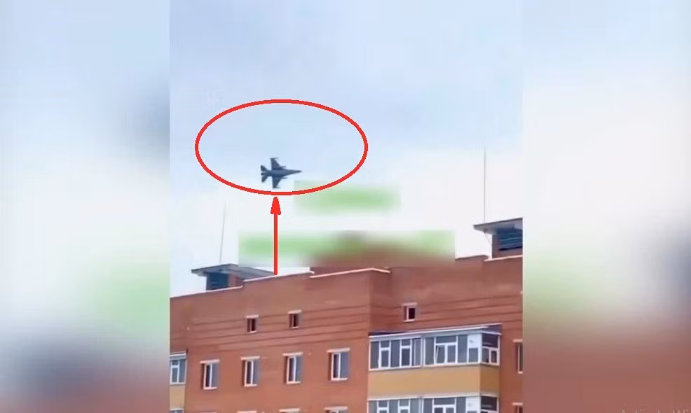 Ngoài ra, tên lửa không đối không mà F-16 của Ukraine phóng đi, chủ yếu UAV tự sát Geran-2 bay thấp, nhưng các phi công F-16 lại sợ tham gia không chiến với máy bay chiến đấu của Nga. Ở khu vực chiến tuyến, F-16 của Ukraine thường bay ở độ cao rất thấp, để tránh bị radar Nga phát hiện. Nếu không sẽ bị tên lửa phòng không mặt đất và trên không của Nga tiêu diệt, chuyên gia Zbrojna cho biết.