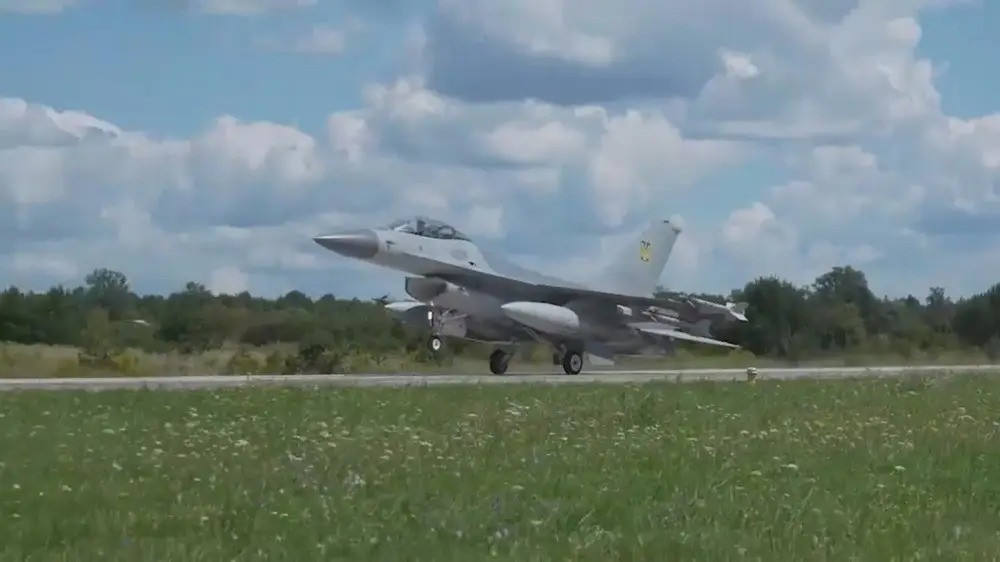 Một nhà phân tích người Ba Lan khác, Marcin Ogdowski, đã viết trong một bài báo cho tờ Polska Zbrojna rằng, tổn thất về máy bay F-16 của Ukraine có khả năng sẽ tăng lên. “Người Ukraine ban đầu thậm chí còn cố gắng sử dụng F-16 để chống lại bom lượn của Nga, nhưng không có kết quả gì từ nỗ lực này”, Zbrojna viết.