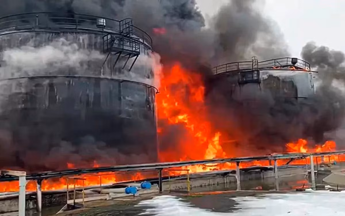 Trong các cuộc tấn công vào lãnh thổ Nga vừa qua, Ukraine đã nhiều lần sử dụng UAV tấn công tự sát, để tấn công các nhà máy lọc dầu, cảng biển và cơ sở năng lượng của Nga. Mặc dù có quy mô tấn công của Ukraine nhỏ, không thể theo kiểu “cường tập” như của Nga, nhưng các cuộc tấn công này cũng đã khiến Nga mất khoảng 1,1 triệu thùng dầu mỗi ngày, tương đương 17% tổng công suất lọc dầu của nước này.