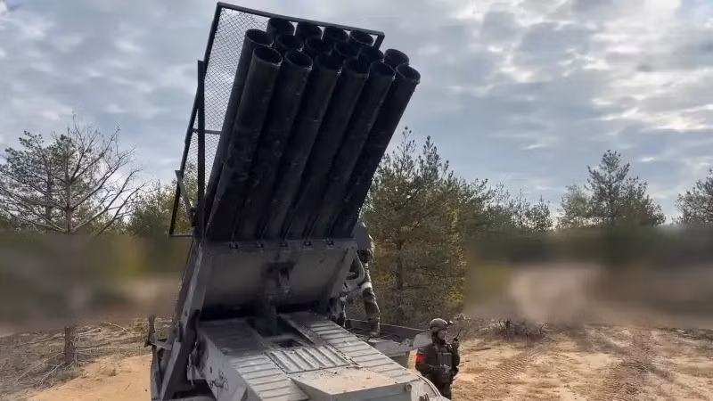 Đáng chú ý là trong chiến dịch tấn công Pokrovsk, Bộ Tổng tham mưu RFAF đã chọn cách không tấn công một cách nóng vội, mà duy trì áp lực có hệ thống lên tuyến phòng thủ của đối phương. Hiện tại, quân Nga đang hoàn tất việc bao vây AFU từ hai bên sườn, kiểm soát các cứ điểm còn lại, qua đó làm giảm đáng kể khả năng hậu cần của đối phương,