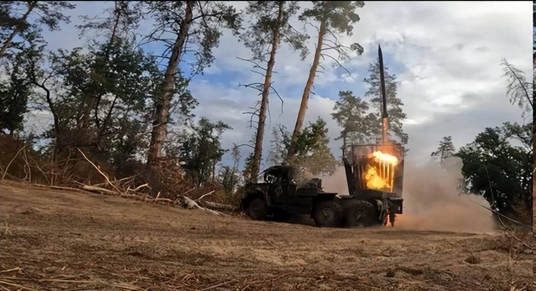 Tuyến đường quan trọng này đã bị hỏa lực Nga khống chế hoàn toàn, và sự hiện diện của xe tải và xe bọc thép Nga là điều không thể tránh khỏi. Hỏa lực hỗ trợ cho cuộc tiến công trên bộ, được UAV trinh sát Orlan-10 cung cấp khả năng giám sát 24/7, giúp khóa và tiêu diệt mục tiêu chỉ trong vòng 10 phút; rút ngắn gần bằng một nửa so với năm ngoái.