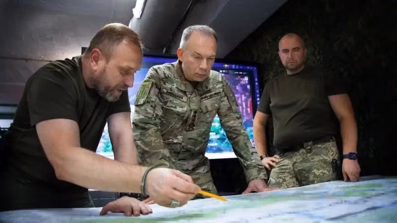 Điều khiến tướng Syrsky cảm thấy “cần phải lên tiếng”, sau khi nhiều đại biểu quốc hội nước này, yêu cầu người đứng đầu chính quyền Kiev ngay lập tức cách chức Tổng tư lệnh Lực lượng Vũ trang Ukraine, do thất bại ở Pokrovsk và hai lữ đoàn bị bao vây tại Myrnohrad.