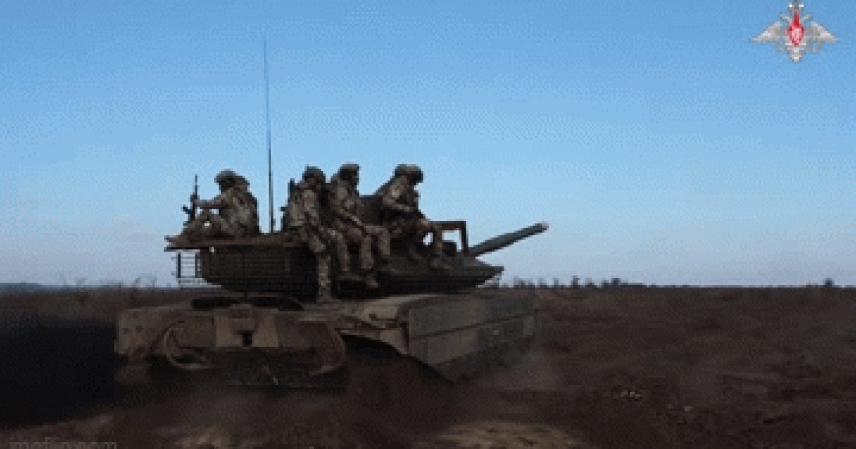 Đổi lại, Cụm quân phía Bắc RFAF đang cố gắng tăng cường sự hiện diện của các nhóm tấn công bên trong Kupyansk. Đánh giá theo các thông tin mới nhất, nhiệm vụ này đang dần được hoàn thành. Đồng thời, các đơn vị của RFAF đang làm mọi cách có thể để loại bỏ các ổ kháng cự của AFU trên các tuyến đường tiếp cận thành phố, để cuối cùng khép chặt vòng vây.