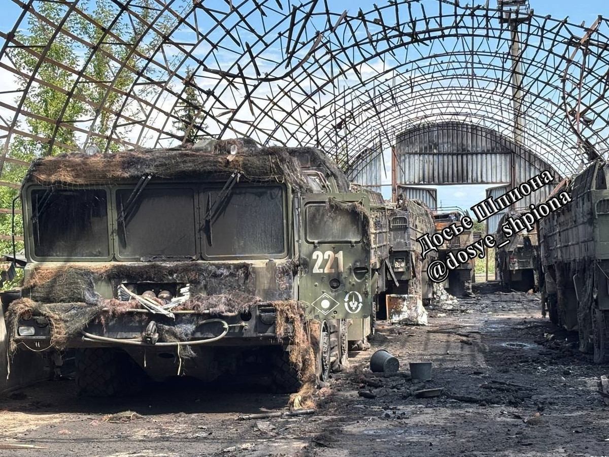 Hơn nữa, đây là những bức ảnh đầu tiên về một đơn vị (khả năng đây là một đại đội phóng) Iskander bị phá hủy và không có gì để so sánh. Theo phân tích từ các bức ảnh, có vẻ chỉ 1 bệ phóng và 5 xe nạp đạn 9T250 TZM bị phá hủy. Bệ phóng được đặt trong một nhà chứa máy bay riêng biệt.