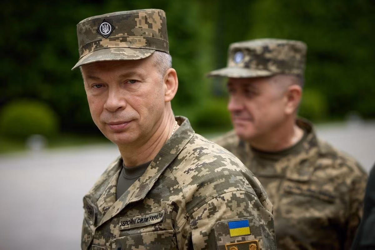 Trước đó, tướng Syrsky, Tổng Tư lệnh AFU cho rằng, RFAF đã “hụt hơi” trong cuộc tấn công vào tỉnh Sumy. Nhưng trái ngược với tuyên bố của tướng Syrsky, chuyên gia quân sự Nga Oleg Glazunov cho biết: tướng Syrsky đang “phóng đại”. Việc tạm dừng cuộc tấn công của Nga không có nghĩa là đã có một số bước ngoặt nào đó trên chiến tuyến, mà có thể là do những cân nhắc về mặt kế hoạch, nên cần phải tổ chức lại hoặc bổ sung quân số. (nguồn ảnh Military Review, Ukrinform, Kyiv Post, TASS).