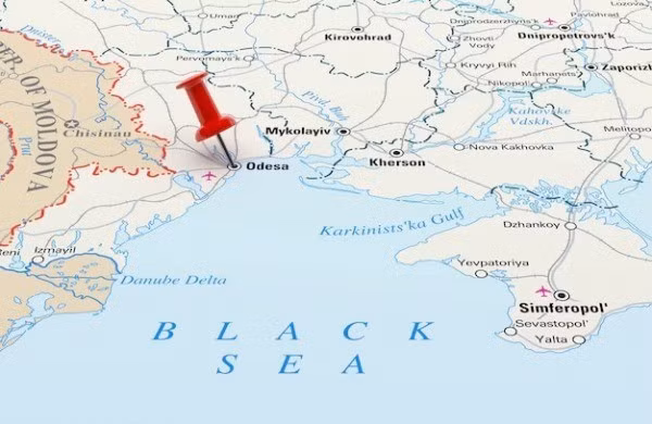 Trong khi đó, các thông tin về nhiều cuộc không kích ở miền nam Ukraine đang được xác nhận, chủ yếu nhắm vào các mục tiêu của Ukraine ở vùng Odessa. Người đứng đầu chính quyền Odessa, ông Kiper, đã viết trên mạng xã hội, về thiệt hại đối với cơ sở hạ tầng cảng và một tàu chở hàng dân sự.