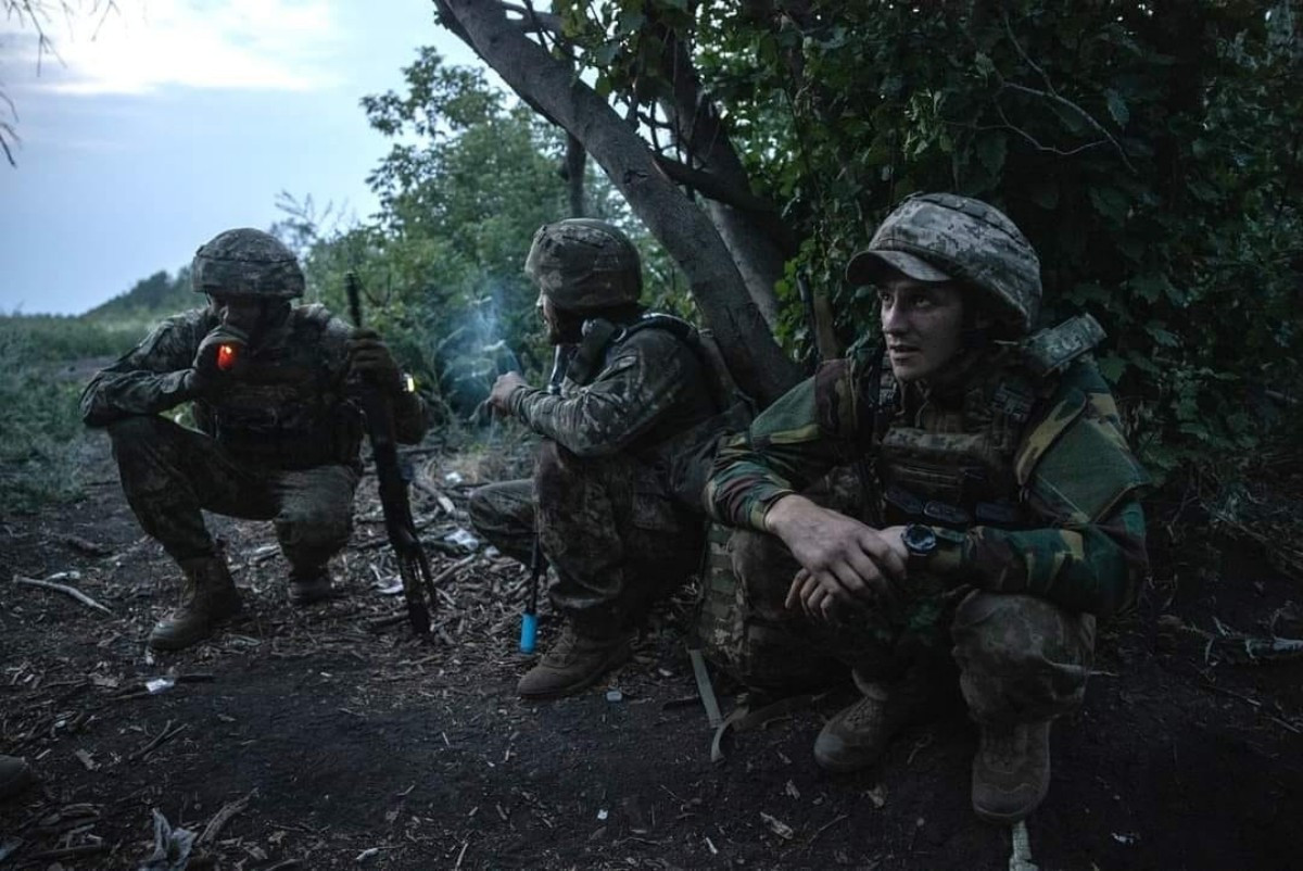 Ngoài ra, một số lượng lớn tân binh thiếu huấn luyện bài bản và bị đưa vội vàng ra tiền tuyến, điều này đương nhiên gieo rắc nỗi sợ hãi vào họ, khi phải đối mặt với những trận chiến khốc liệt. Đáp lại, một số người than thở về sự tàn khốc của chiến tranh, tin rằng những người lính bình thường chỉ là thương vong, sự kiệt sức kéo dài, thiếu thốn tiếp tế và quản lý hỗn loạn… khiến họ khó có thể tiếp tục chiến đấu.