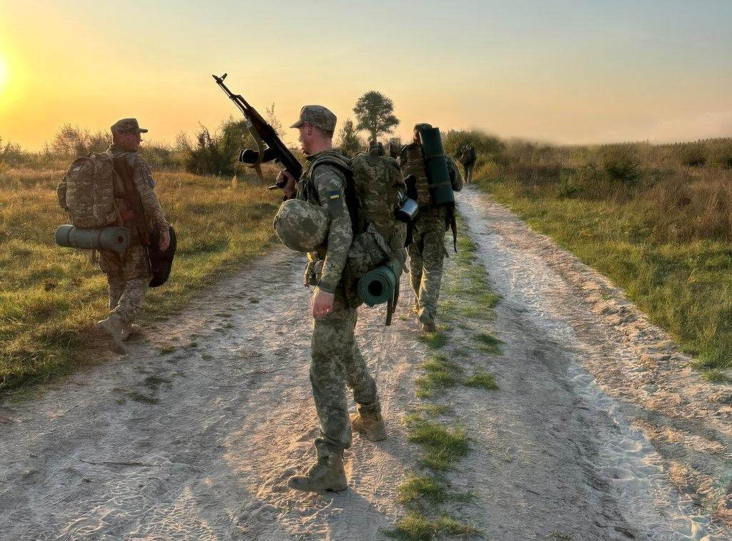 Nhà báo quân sự người Ukraine, Yuri Butusov, thẳng thắn tuyên bố rằng đây là một vấn đề mang tính hệ thống, biểu hiện của sự thiếu kế hoạch quân sự hiệu quả và là một vấn đề lớn mà Ukraine đang phải đối mặt. Ông chỉ ra rằng, khóa huấn luyện của Lữ đoàn 155 tại Pháp, vốn được cho là "huấn luyện nâng cao", thực chất lại trở thành một chương trình huấn luyện cấp tốc cho tân binh, và việc thay thế chỉ huy tùy tiện sau đó, đã làm trầm trọng thêm tình trạng hỗn loạn trong quản lý.