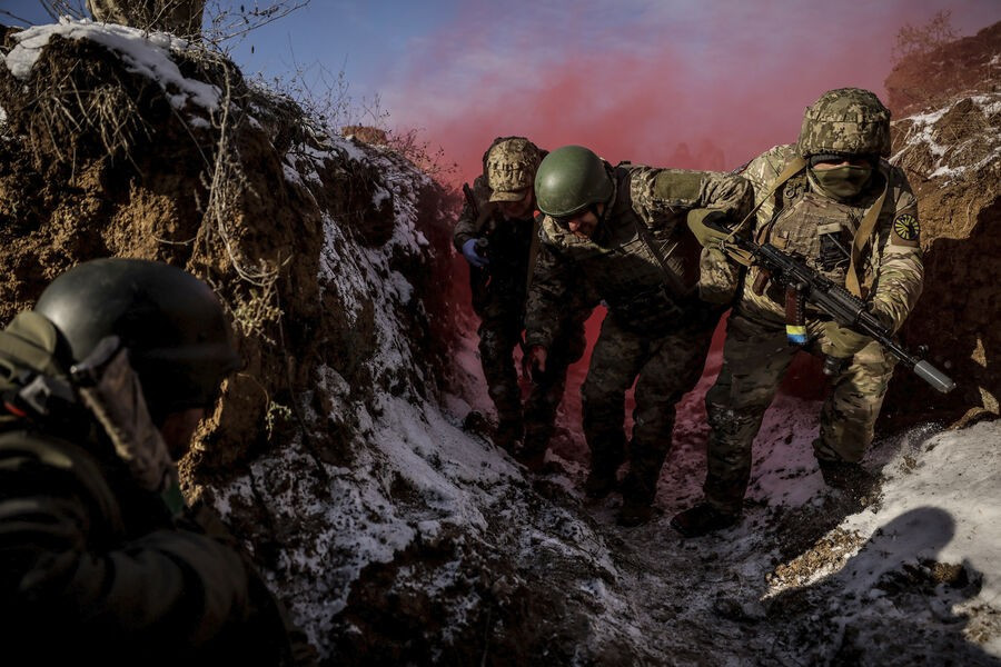 Nữ nghị sĩ Ukraine, bà Mariana Bezuglaya, tiết lộ rằng Bộ Quốc phòng Ukraine thậm chí còn không cung cấp được những vật tư quân nhu cơ bản tối thiểu, buộc binh lính và sĩ quan phải tự trả tiền hoặc dựa vào các nhóm tình nguyện để bù đắp những thiếu thốn.