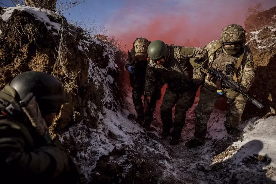 Nữ nghị sĩ Ukraine, bà Mariana Bezuglaya, tiết lộ rằng Bộ Quốc phòng Ukraine thậm chí còn không cung cấp được những vật tư quân nhu cơ bản tối thiểu, buộc binh lính và sĩ quan phải tự trả tiền hoặc dựa vào các nhóm tình nguyện để bù đắp những thiếu thốn.