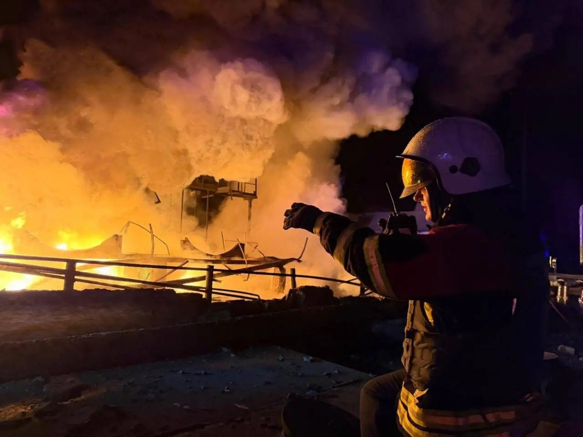 Vào khoảng 6 giờ sáng, có thông tin cho biết thành phố Rivne và khu vực xung quanh bị mất điện một phần; một trạm biến áp lớn đã bị tấn công. UAV tấn công của Nga cũng đang bay qua vùng Chernihiv. Một nhà máy điện ở Pryluky đã bị tấn công bằng UAV Geran-2; thành phố Pryluky nằm gần đường cao tốc Kiev-Sumy.