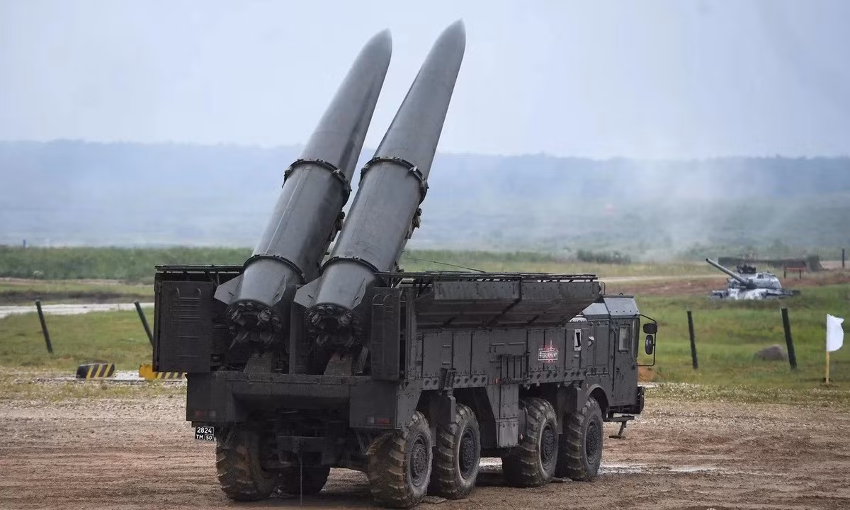 Trong khi đó, chỉ huy Tiểu đoàn Thủy quân lục chiến số 35 của Lực lượng vũ trang Ukraine đã bị buộc tội liên quan đến một cuộc tấn công bằng tên lửa của Nga vào buổi tập trung quân tại thao trường, để tham dự lễ trao giải ở tỉnh Dnipropetrovsk.