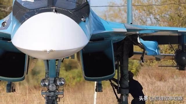 Trang Topwar của Nga ngày 7/11, đưa tin hơn 300 máy bay tiêm kích bom chiến thuật Su-34 đã được triển khai trên tiền tuyến. Ưu thế này gần đây đã được nhấn mạnh đáng kể. Một báo cáo chiến đấu ngày 15/10, cho biết số máy bay Su-34 đã ném một số lượng lớn bom dẫn đường FAB-500T trong một nhiệm vụ hỗ trợ các hoạt động chiến đấu của Quân khu miền Nam.