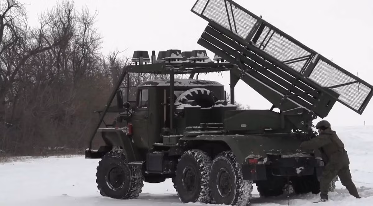 Xa hơn về phía nam, theo hướng liền kề, hoạt động tác chiến bằng UAV của RFAF thậm chí còn cao hơn. Cụ thể, quân Nga ở Luhansk đang tiến hành các cuộc không kích gần như không ngừng nghỉ vào Druzhkovka, đồng thời sử dụng UAV hạng nặng để rải mìn điều khiển từ xa. UAV Molniya cũng được sử dụng trong các đợt tấn công.