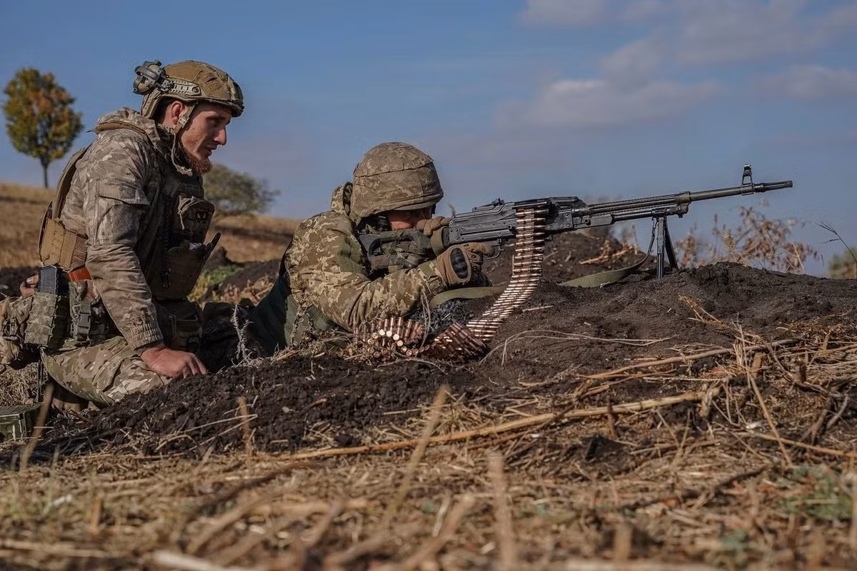 Con đường này từng là đường vành đai tiếp vận cho quân Ukraine, khi tiền tuyến chạy về phía đông - từ Komar đến Vremovka và Velikaya Novosyolka. Hiện tại, AFU đã mất quyền kiểm soát đường vành đai này, điều này sẽ làm khó khăn đáng kể khả năng cơ động của họ.