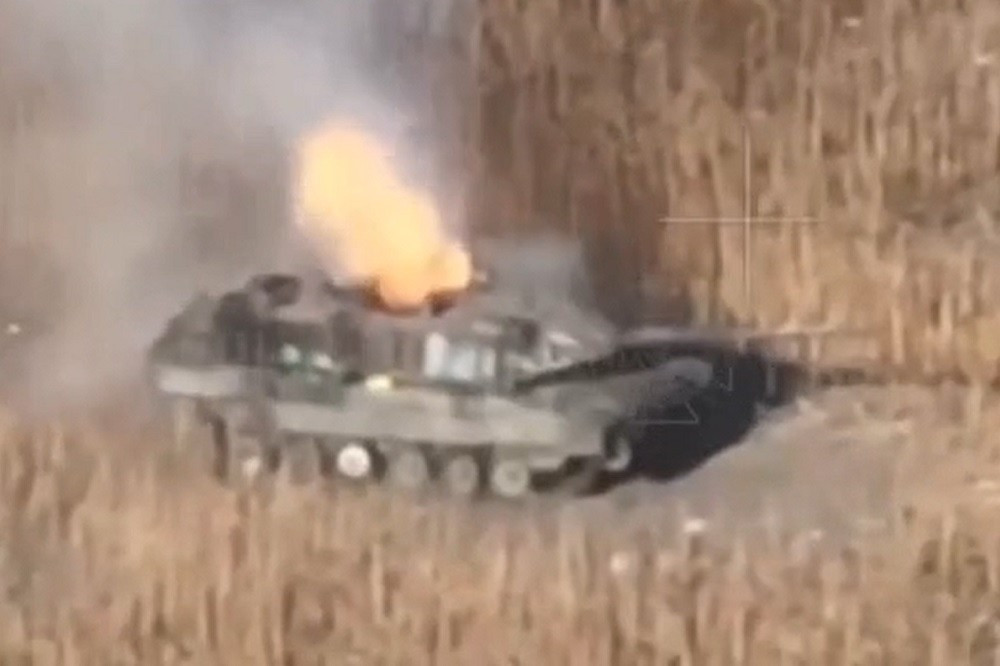 Trong các cuộc phản phản công vào tháng 6/2023, AFU triển khai hai tiểu đoàn xe tăng Leopard 2 và mất 58 xe tăng trong ba ngày, chiếm 40% tổng số viện trợ của NATO. Trên mặt trận Avdeevka năm 2024, xác xe tăng Leopard 2A6 bị quân đội Nga thu giữ, cho thấy lớp giáp tổng hợp của xe này không thể chống được đòn đánh trước đạn xuyên giáp 3BM60 Vacuum-1 của Nga.