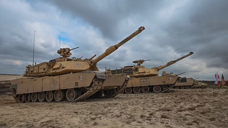 Tuy nhiên với các chính trị gia phương Tây, họ vẫn có lý lẽ riêng của họ. Thủ tướng Australia Albanese cho rằng, "49 xe tăng Abrams đã bị loại khỏi biên chế chiến đấu quân đội Australia được chuyển đến Ukraine không chỉ có thể được sử dụng để tiêu hủy kim loại phế liệu, mà còn kiếm được vốn chính trị"; có lẽ đây là "triết lý kinh doanh" của Australia.