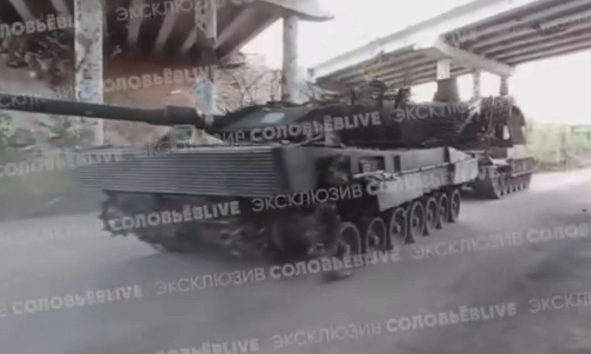 Truyền thông phương Tây tiết lộ rằng, chỉ huy quân đội Ukraine thậm chí còn ép buộc đưa lính hậu cần, hay lính không có chuyên môn vào các đơn vị xe tăng, dẫn đến tình trạng nổ súng ngoài ý muốn thường xuyên trên chiến trường.