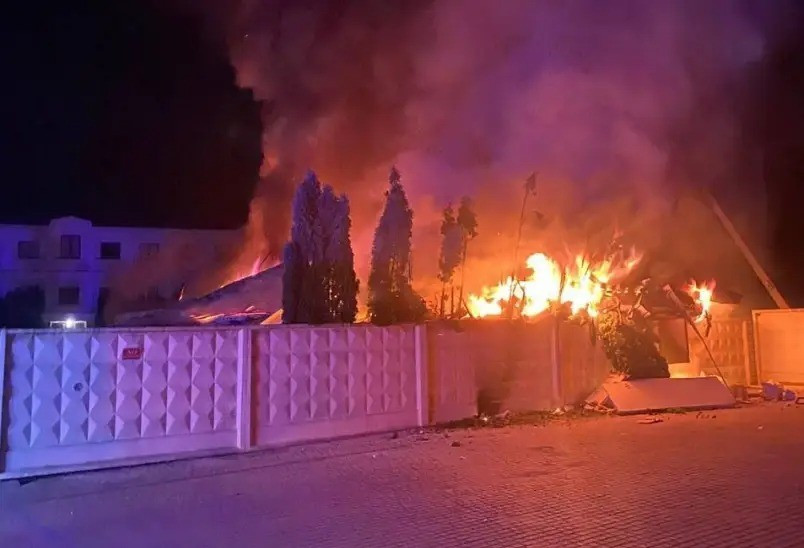 Trong những ngày gần đây, một xu hướng mới đã xuất hiện trong việc lựa chọn mục tiêu tấn công của RFAF bằng UAV Geran-2, đó chính là tấn công liên tục với quy mô lớn vào các sân bay quân sự của AFU. Hỏa hoạn đang hoành hành ở Odessa, Nikolayev, Kiev, Zhitomir, Ivano-Frankivsk, Volyn và Rovna.