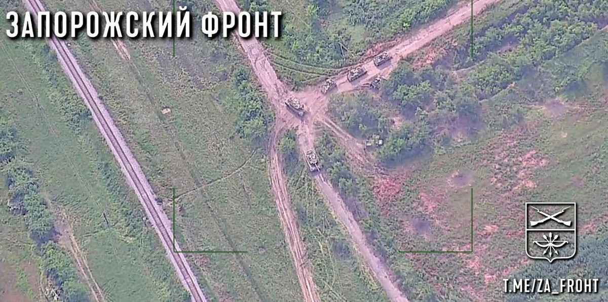 Về giáp bảo vệ trên tăng Leopard 2A6, khoảng cách giữa lý thuyết và thực tế chiến đấu khác nhau rất nhiều. Về lý thuyết, Leopard 2A6 sử dụng giáp composite thế hệ thứ ba, giáp trước có khả năng chịu được đạn xuyên giáp tương đương với độ dày 700 mm thép đồng nhất (RHA). Hiệu suất chiến đấu thực tế, đạn xuyên giáp 125mm của Nga, có thể xuyên thủng lớp giáp hông Leopard 2A6 ở khoảng cách 1.500 mét;