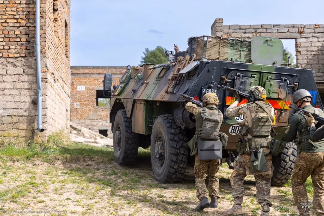 Theo phân tích của các chuyên gia, hai nghìn quân Pháp là quá ít để có thể tạo ra bất kỳ tác động nào trên chiến trường. Chỉ có sự tham gia của lực lượng chủ lực NATO mới có thể mang lại thay đổi đáng kể trên chiến trường. Lý do chính là NATO phụ thuộc rất nhiều vào lực lượng không quân.