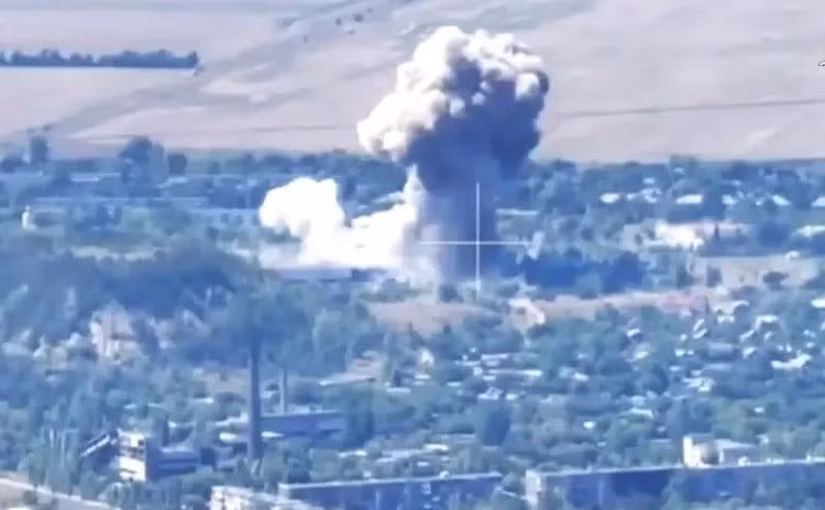 Đoạn phim ghi lại cảnh một quả bom FAB-1500 có điều khiển, đánh trúng một vị trí kiên cố của quân Ukraine tại Myrnohrad đã chứng minh rõ điều này. Ngày càng có nhiều bằng chứng được công bố cho thấy gần đây, cho thấy binh lính Ukraine trong thành phố đã bị bao vây và tiêu diệt theo nhóm.