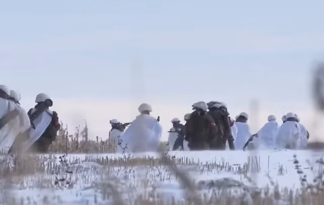 Thứ sáu: Không sử dụng đạn vạch đường để tránh lộ vị trí và giữ cho vũ khí được khô ráo. Thứ bảy: Trong khi duy trì một đội chiến đấu gồm 2-3 người trong các hoạt động chiến đấu, các phân đội phải nằm trong phạm vi chỉ huy hiệu quả của cấp trên. Và cuối cùng là luôn cảnh giác với các mối đe dọa từ UAV và lính bắn tỉa đối với chỉ huy và người điều khiển vũ khí hạng nặng.