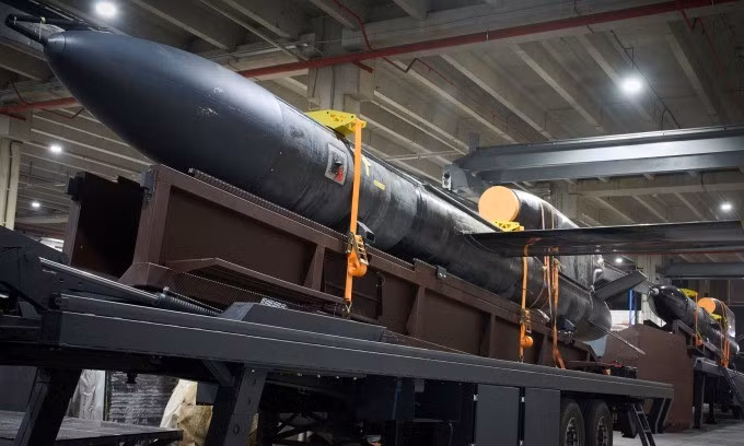 Nhưng có một lỗ hổng ở đây: nếu tên lửa và UAV tấn công của Ukraine tấn công St. Petersburg hoặc Moscow, cam kết an ninh sẽ mất hiệu lực. Nhưng các cuộc tấn công của lực lượng Ukraine vào các khu vực khác của Nga, chẳng hạn như nhà máy lọc dầu, cơ sở năng lượng và hệ thống đường sắt, sẽ nằm ngoài phạm vi điều chỉnh của luật?