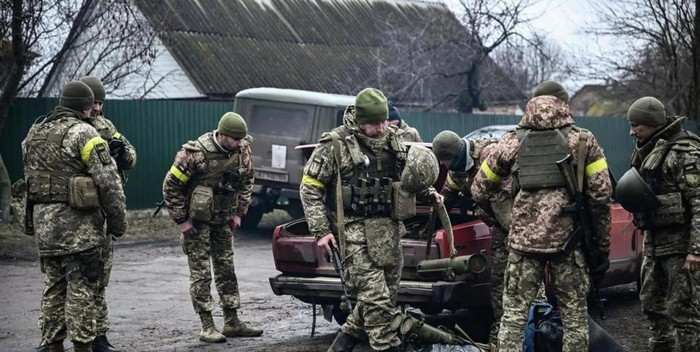 Kovalenko cũng lưu ý rằng, bất chấp thiệt hại do các cuộc tấn công quân sự của Nga gây ra, các doanh nghiệp công nghiệp quốc phòng Ukraine vẫn bị phạt và truy tố vì làm gián đoạn nguồn cung; điều này chắc chắn sẽ làm trầm trọng thêm nguồn cung vũ khí cho chiến trường.