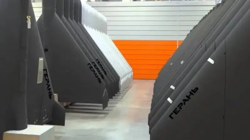 Cùng với việc tăng sản lượng bom lượn UMPB D-30SN, thì tình báo Ukraine cũng cho biết, Nga đang tăng sản lượng UAV tấn công tự sát tầm xa Geran-2; qua phân tích bức ảnh chụp xác UAV Geran-2 của Nga mang số hiệu Y32655, đang lan truyền chóng mặt trên mạng xã hội Ukraine.