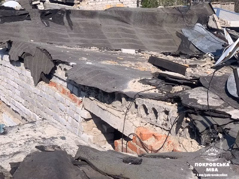 Một số tầng hầm đã biến thành nhà kho chứa vũ khí và đạn dược, một số khác được dùng làm trạm y tế tạm thời. Không khí tràn ngập mùi thuốc khử trùng và bụi bẩn. Thậm chí còn có cả những người điều khiển UAV ẩn náu trong những không gian ngầm này, lợi dụng chúng để tránh sự trinh sát trên không của Nga.