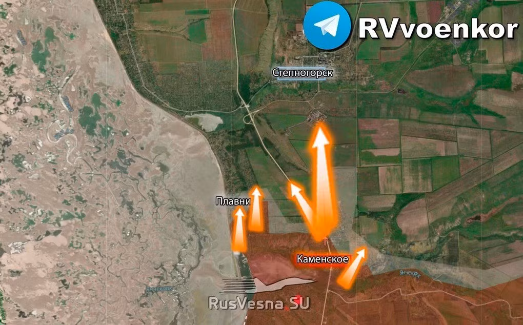 Kênh Military Summary thì bình luận, sau khi bất ngờ chiếm ngôi làng Kamenskoye ở bên cạnh hồ chứa nước Kakhova, RFAF nhanh chóng cơ động theo trục đường cao tốc M18 để tấn công ngôi làng Stepnogorsk, nằm cách bờ trái của hồ chứa Kakhovka 2,5 km, cách thành phố Zaporizhia 20 km về phía nam và cách làng Plavni 2 km. Ngôi làng này bao phủ các tuyến đường tiếp cận thành phố Zaporizhia từ phía nam.