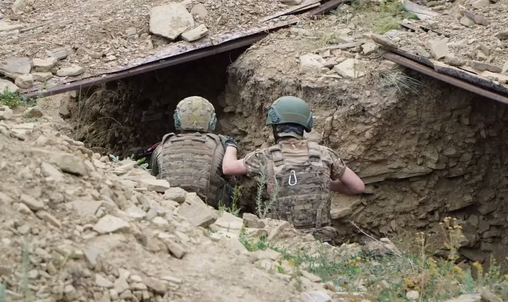 Hiện giao tranh tại làng Fedorovka diễn ra ác liệt, nhưng bất chấp sự kháng cự của đối phương, quân Nga không chỉ tiến vào được vùng ngoại ô phía đông Fedorovka mà còn giành được chỗ đứng ở đó. Đồng thời, quân Nga đang vòng qua ngôi làng từ phía bắc và phía nam, cố gắng siết chặt đội hình của quân Ukraine.