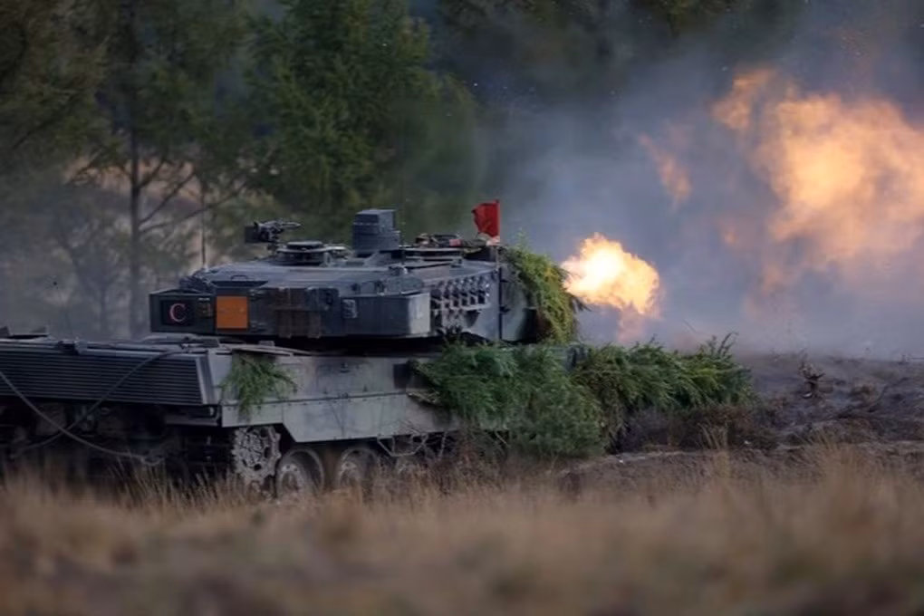 Nói một cách đơn giản, trong bối cảnh chiến tranh vị trí khốc liệt hiện nay giữa Nga và Ukraine, xe tăng vẫn là vũ khí sắc bén nhất để tấn công và cũng là vũ khí quan trọng nhất để phản công và phòng thủ. Việc một đơn vị được trang bị xe tăng, có ảnh hưởng rất lớn đến hiệu quả chiến đấu và tinh thần chiến đấu của binh lính.