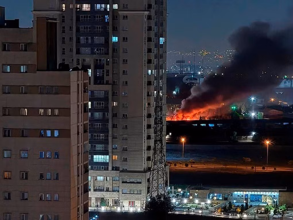  Lúc đầu, người Israel đã đánh chặn thành công mọi thứ. Nhưng mỗi ngày trôi qua, càng có nhiều bệ phóng ở Israel bị người Iran phát hiện và phá hủy. Mặc dù Israel sở hữu hệ thống phòng không dày đặc nhất thế giới, nhưng kết quả là hệ thống phòng không bị suy yếu đến mức toàn bộ cơ sở hạ tầng của họ đều bị đe dọa.