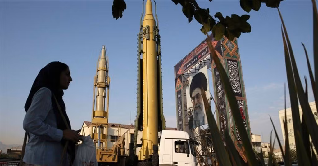 Sau hơn hai tuần giao tranh, câu hỏi hiện nay là Iran còn khoảng bao nhiêu tên lửa, và có thể tiếp tục chiến đấu kéo dài được lâu? Theo đánh giá mới nhất của các viện nghiên cứu Mỹ, Iran hiện đang sở còn hữu ít nhất 1.700–2.100 tên lửa, bao gồm tên lửa đạn đạo, tên lửa hành trình và tên lửa chống hạm.