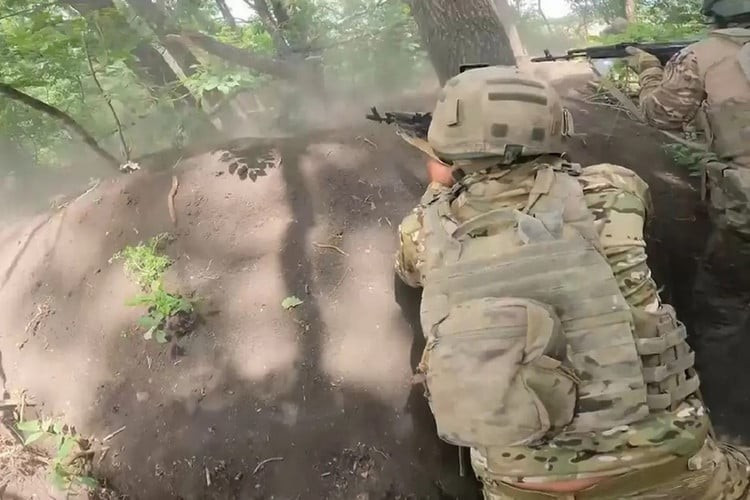 Hiện các nhóm tấn công này của RFAF bắt đầu tiến về phía bắc đến khu rừng đầu tiên, đẩy quân Ukraine ra khỏi vị trí của họ ở bờ tây của hồ chứa nước lớn. Từ đó, RFAF bắt đầu tiến xa hơn về phía tây, với các cuộc tấn công bằng UAV FPV trên diện rộng nhắm vào các vị trí, tuyến đường tiếp tế và các chốt phòng ngự phía trước của AFU.