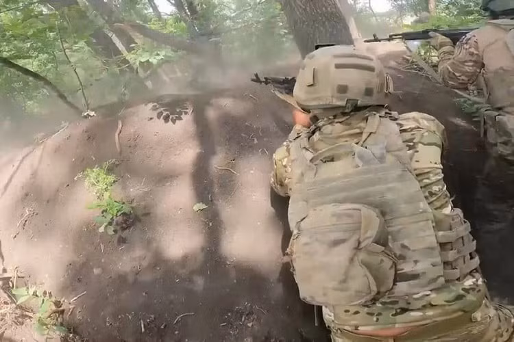 Hiện các nhóm tấn công này của RFAF bắt đầu tiến về phía bắc đến khu rừng đầu tiên, đẩy quân Ukraine ra khỏi vị trí của họ ở bờ tây của hồ chứa nước lớn. Từ đó, RFAF bắt đầu tiến xa hơn về phía tây, với các cuộc tấn công bằng UAV FPV trên diện rộng nhắm vào các vị trí, tuyến đường tiếp tế và các chốt phòng ngự phía trước của AFU.