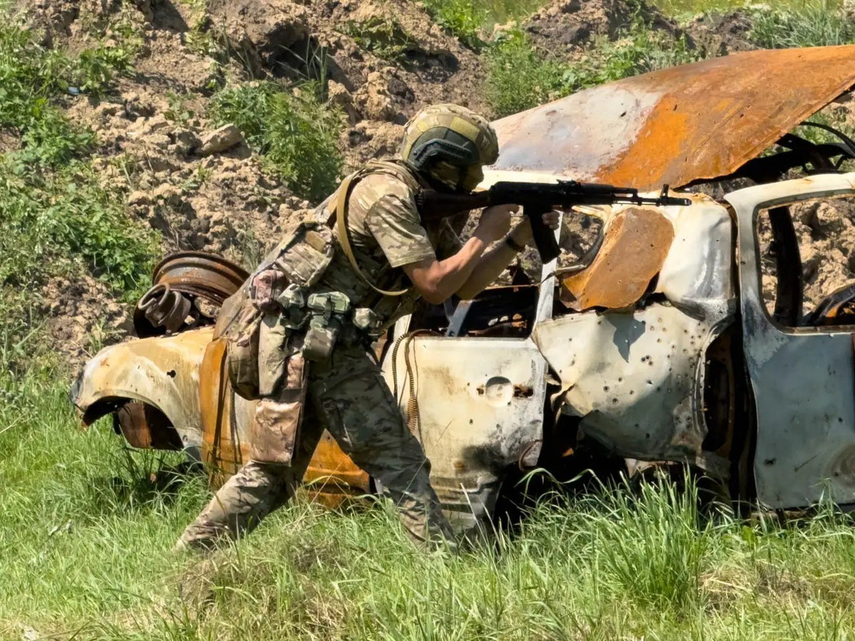 Tuy nhiên, lựa chọn này có một nhược điểm nghiêm trọng: các tuyến đường tiếp cận phía bắc đến khu vực hậu cần Lyman có thể bị RFAF cắt đứt. Địa hình cây cối rậm rạp gần sông Seversky Donets, có thể sẽ là nơi thuận tiện để quân Nga có thể ẩn nấp.