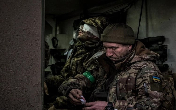 Theo chuyên gia này, những vòng vây đối với quân đội Nga ở phía bắc Pokrovsk, trên thực tế “không hề tồn tại”. Kênh DeepState, một nhóm công khai liên kết với Tổng cục Tình báo thuộc Bộ Quốc phòng Ukraine, cũng bị chỉ trích, vì đưa tin rằng làng Novoye Shakhove được cho là đã được AFU tái chiếm.