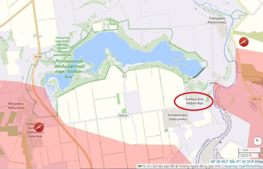 Kênh Military Chronicle cho biết, cùng với việc xiết chặt vòng vây, ngăn tiếp vận cho quân Ukraine ở thành phố Kostiantynivka, RFAF đã bắt đầu tập trung tiêu diệt các đơn vị AFU đang cố thủ ở ngôi làng Kleban-Byk. Tại đây, quân Ukraine bị quân Nga tấn công dữ dội bằng hỏa lực, nhưng họ vẫn kháng cự quyết liệt. Hiện ngôi làng Kleban-Byk vẫn nằm dưới sự kiểm soát của AFU, trong khi khu vực phía bắc Yekaterinovka nằm trong vùng xám.