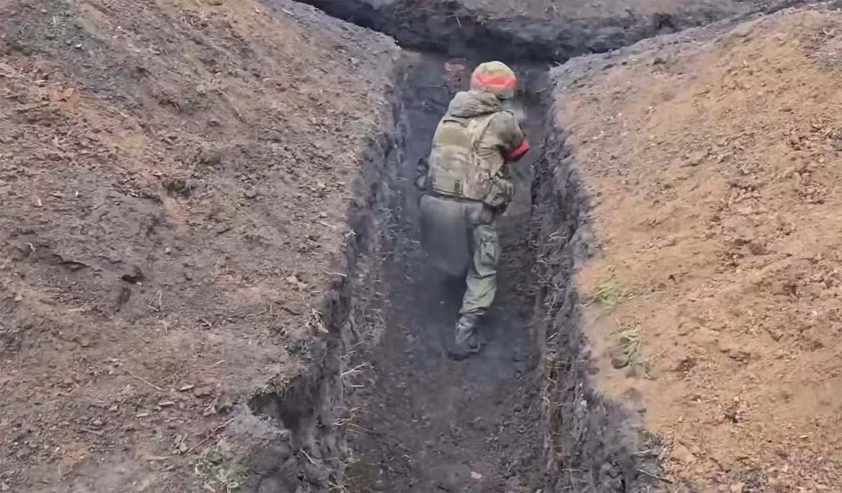 Tuy nhiên trong những ngày đầu năm mới này, Cụm quân phía Nam RFAF bất ngờ tăng tốc, khi họ đã đạt được những thành công đáng kể ở Konstantinovka. Theo thông tin mới nhất của trang Military Review, quân Nga đã chọc thủng phòng tuyến của quân Ukraine ở phía đông bắc Konstantinivka. tiến về phía bắc đường Sobornosti, một trong những tuyến đường chính của thành phố.