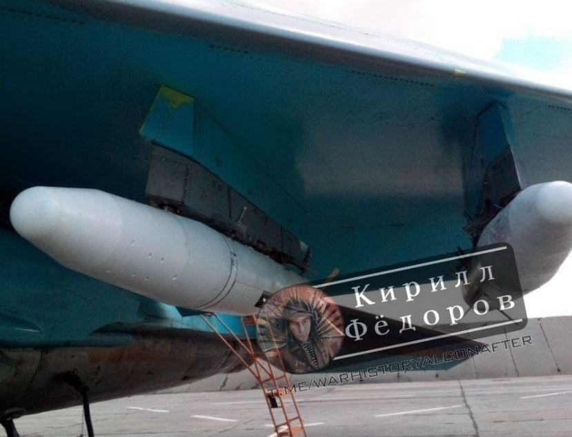 Loại máy bay thả bom UMPB D-30SN chủ yếu là máy bay tiêm kích bom Su-34. Ngoài ra máy bay chiến đấu Su-35, Su-30SM thậm chí là máy bay chiến đấu không người lái S-70 Okhotnik, đều có thể thả loại bom này.